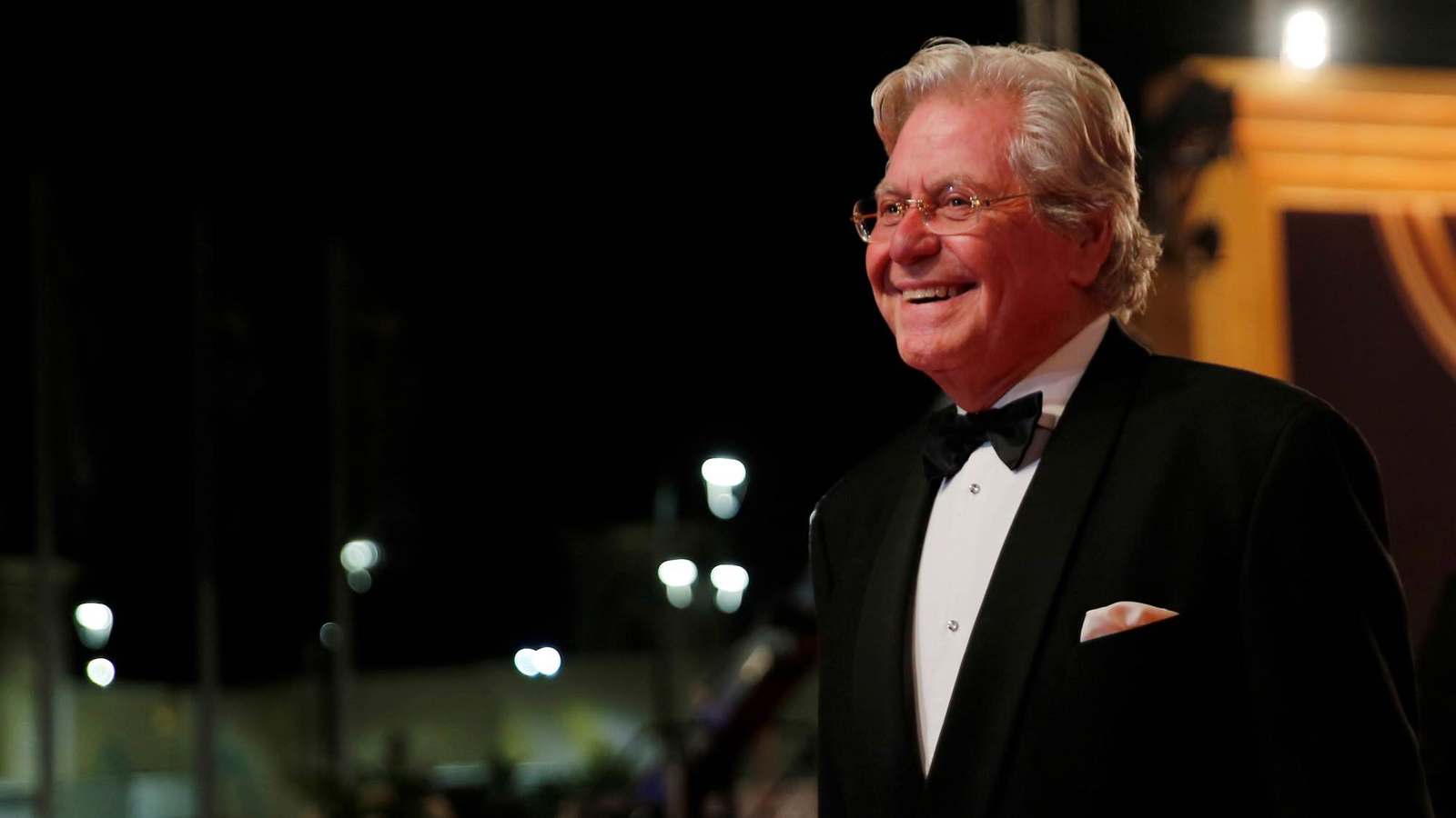 تكريم حسين فهمي بوسام "النجمة الكبرى" (صورة)