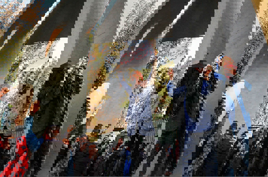 منظمة إيرانية: القوات الأمنية تعمدت استهداف أعين المتظاهرين