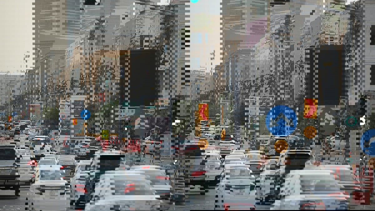 السعوديون يحتفون بمواطنتهم عنود العنزي بعد تجربة فريدة في تنظيم السير 