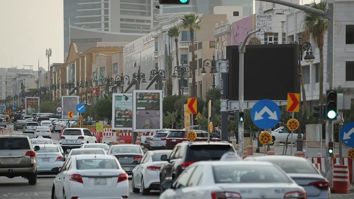 السعوديون يحتفون بمواطنتهم عنود العنزي بعد تجربة فريدة في تنظيم السير 