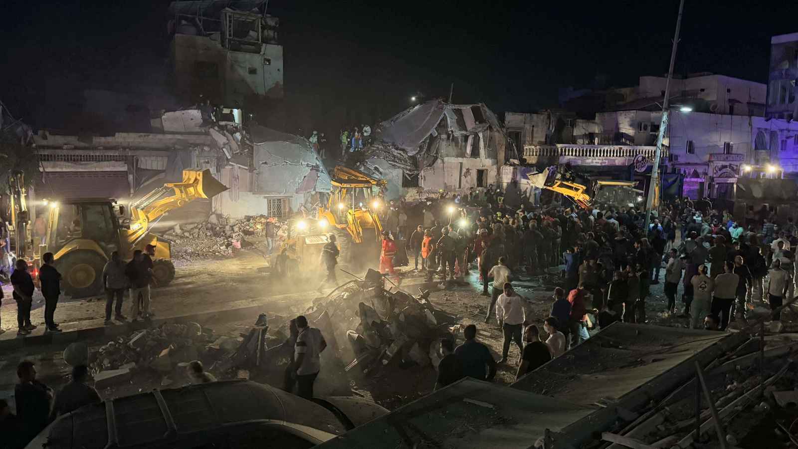 "ليلة عنيفة".. 7 غارات "دموية" على بلدة "كفر تبنيت" اللبنانية (فيديو)