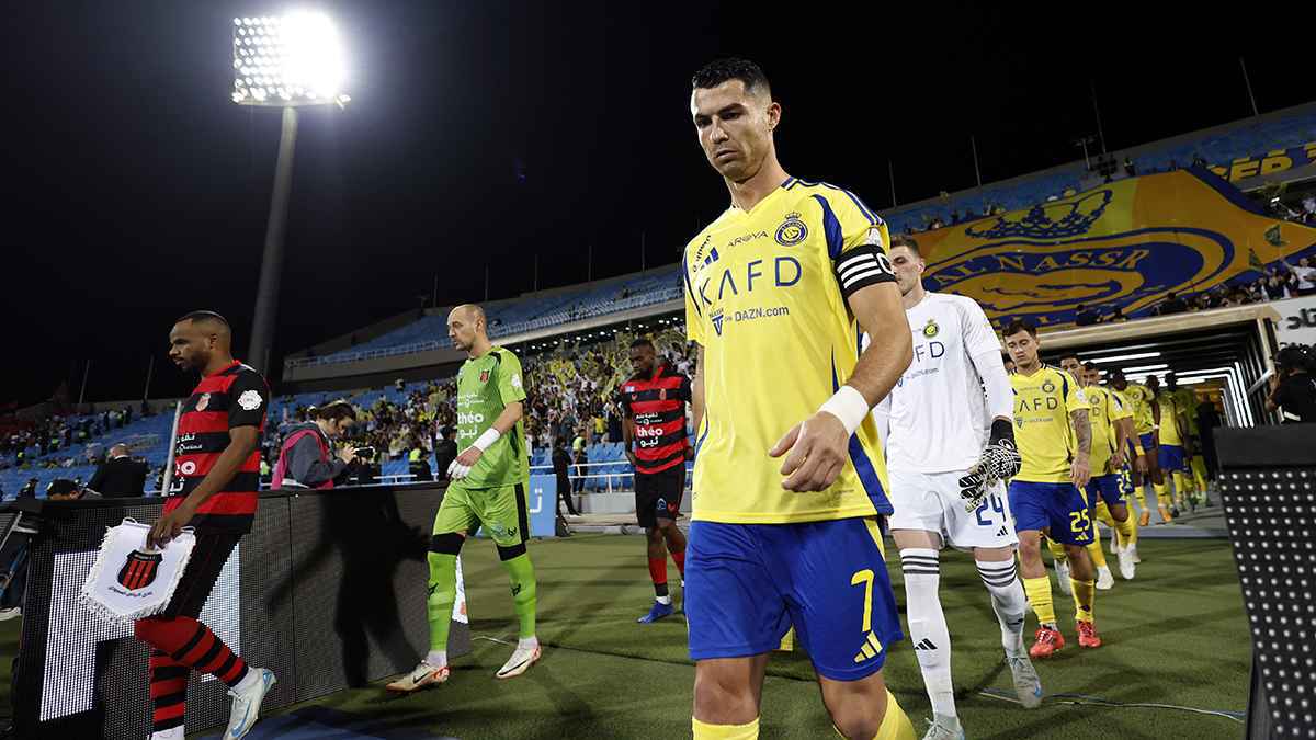 إياك والسهر.. رونالدو يوجه نجله كريستيانو أمام زملائه (فيديو)