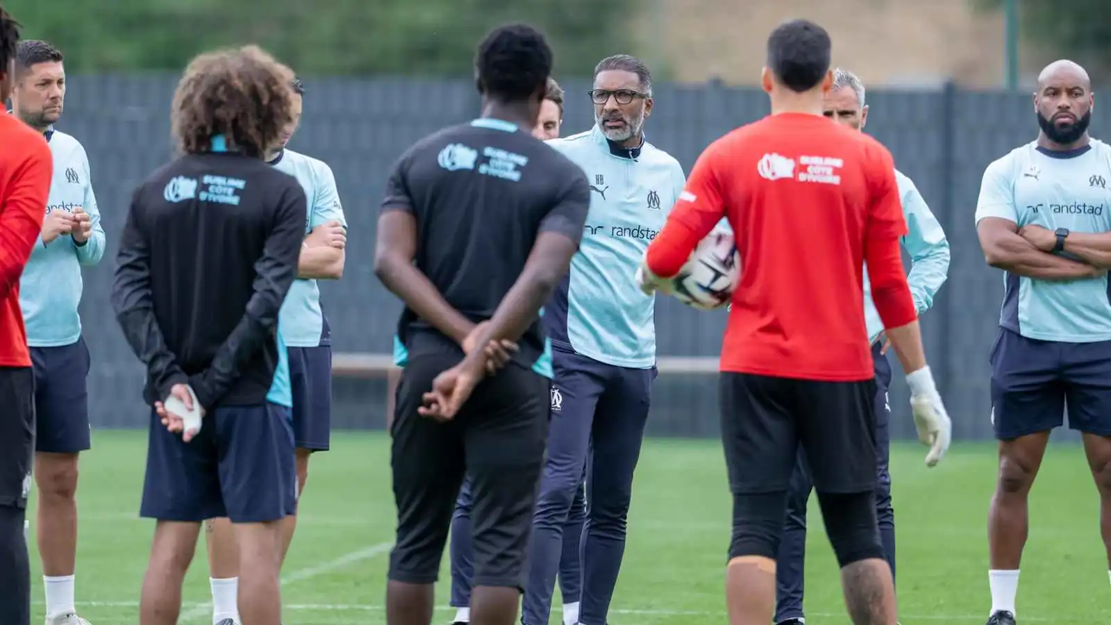 اشتباك عنيف بين نجم منتخب الجزائر ومدربه بعد مباراة في الدوري الفرنسي