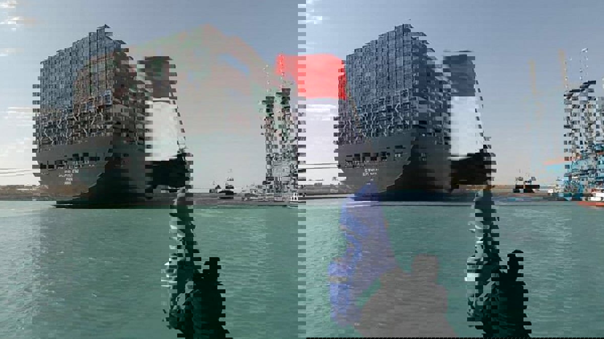 الغارديان البريطانية تعتبر الحديث عن بدائل لقناة السويس "كذبة أبريل"