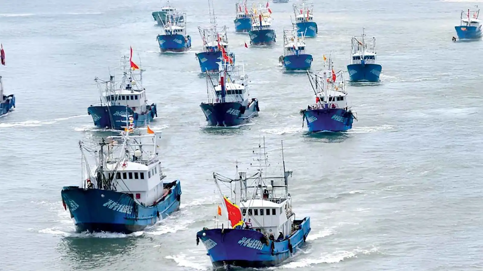 تحركات غامضة.. مئات سفن الصيد تنتشر بتشكيلات هندسية في بحر الصين الشرقي