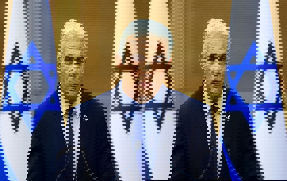 "حتى لو سيئة".. لابيد يدعو إلى صفقة تبادل أسرى فورية مع حماس