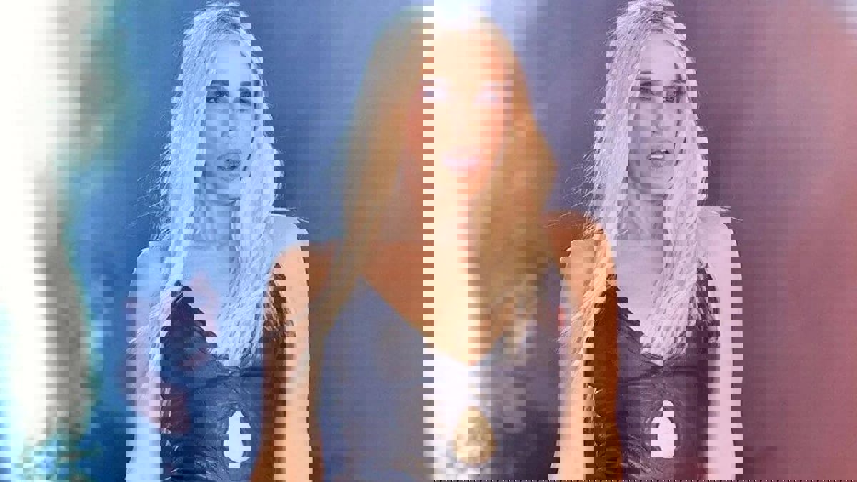 "سخرت" من المدارس الدينية.. إلغاء الإقامة الجبرية عن المغنية التركية جولشان