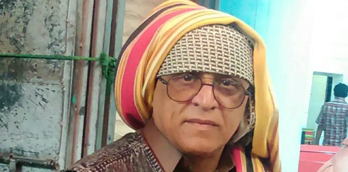 بسبب الديون.. رئيس اتحاد الأدباء والكتّاب اليمنيين في صنعاء يبيع مكتبته (صور)