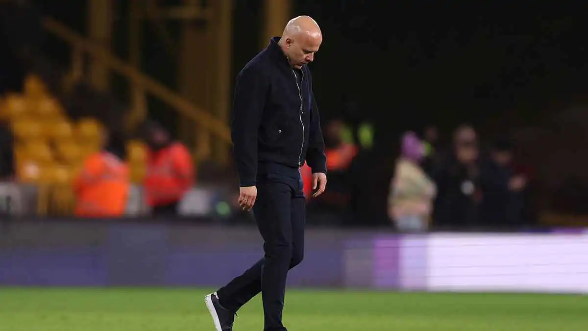 رغم النتائج الكارثية.. لماذا تتمسك إدارة ليفربول بسلوت؟