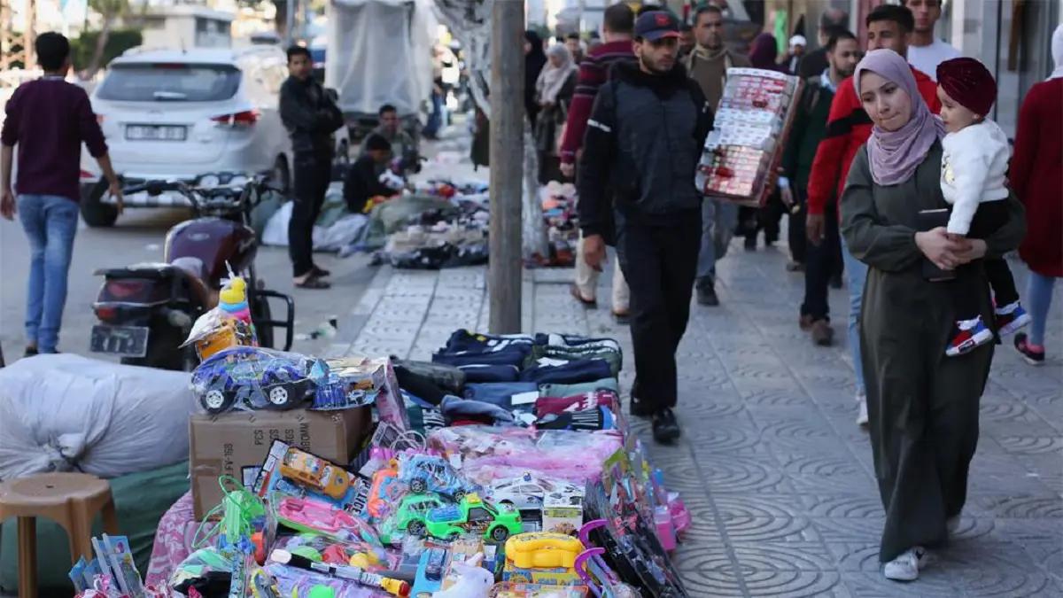 غزة على أبواب العيد.. كساد في الأسواق وغياب لإجراءات "كورونا"