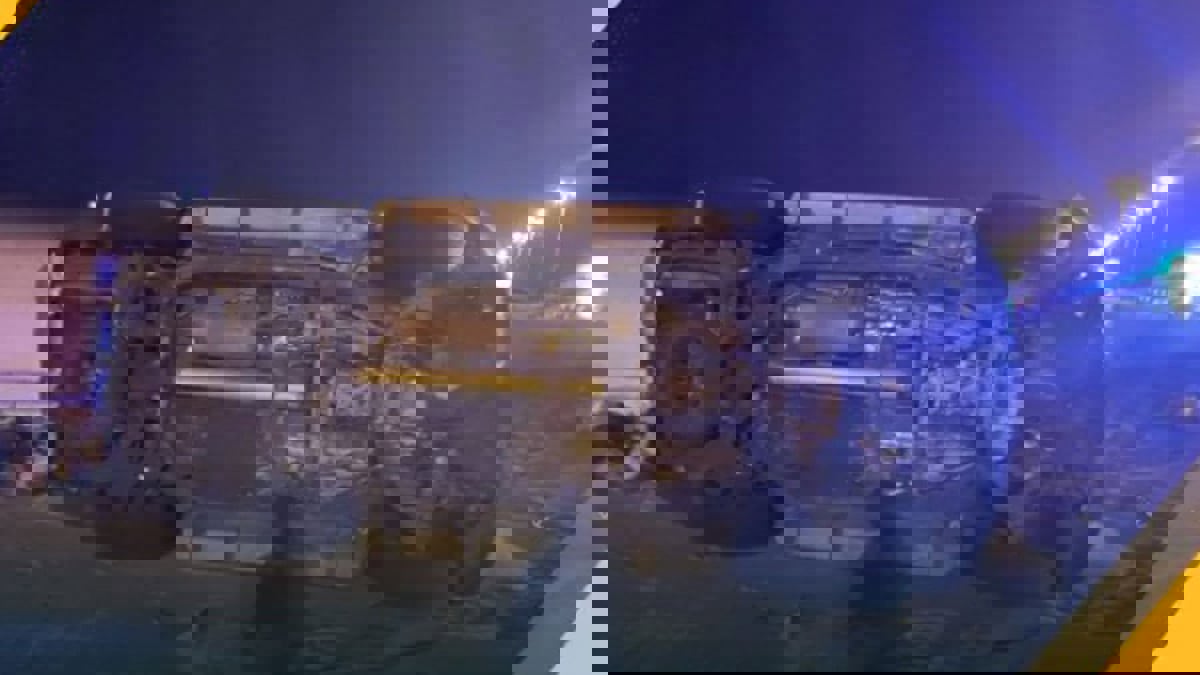 إصابة كويتية ورضيعها بعد انقلاب سيارتها بسبب "الرمال الزاحفة"