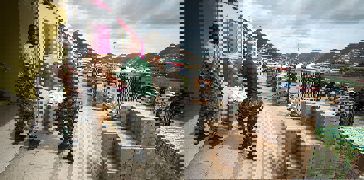 المطارات تفتح جزئيًا والحياة تعود تدريجيًا إلى فلوريدا بعد الإعصار إرما