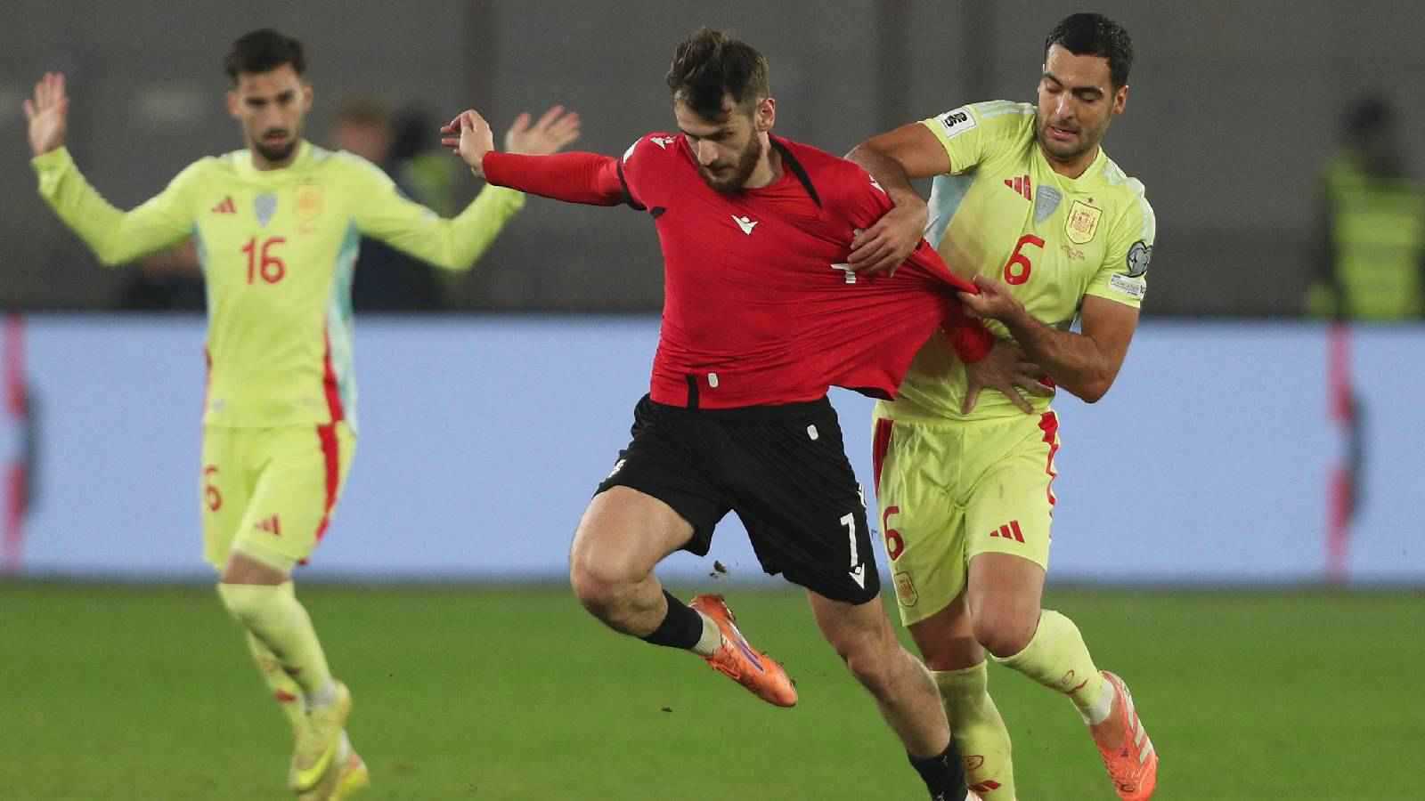 منتخب إسبانيا يسحق جورجيا ويضع قدما في كأس العالم (فيديو)