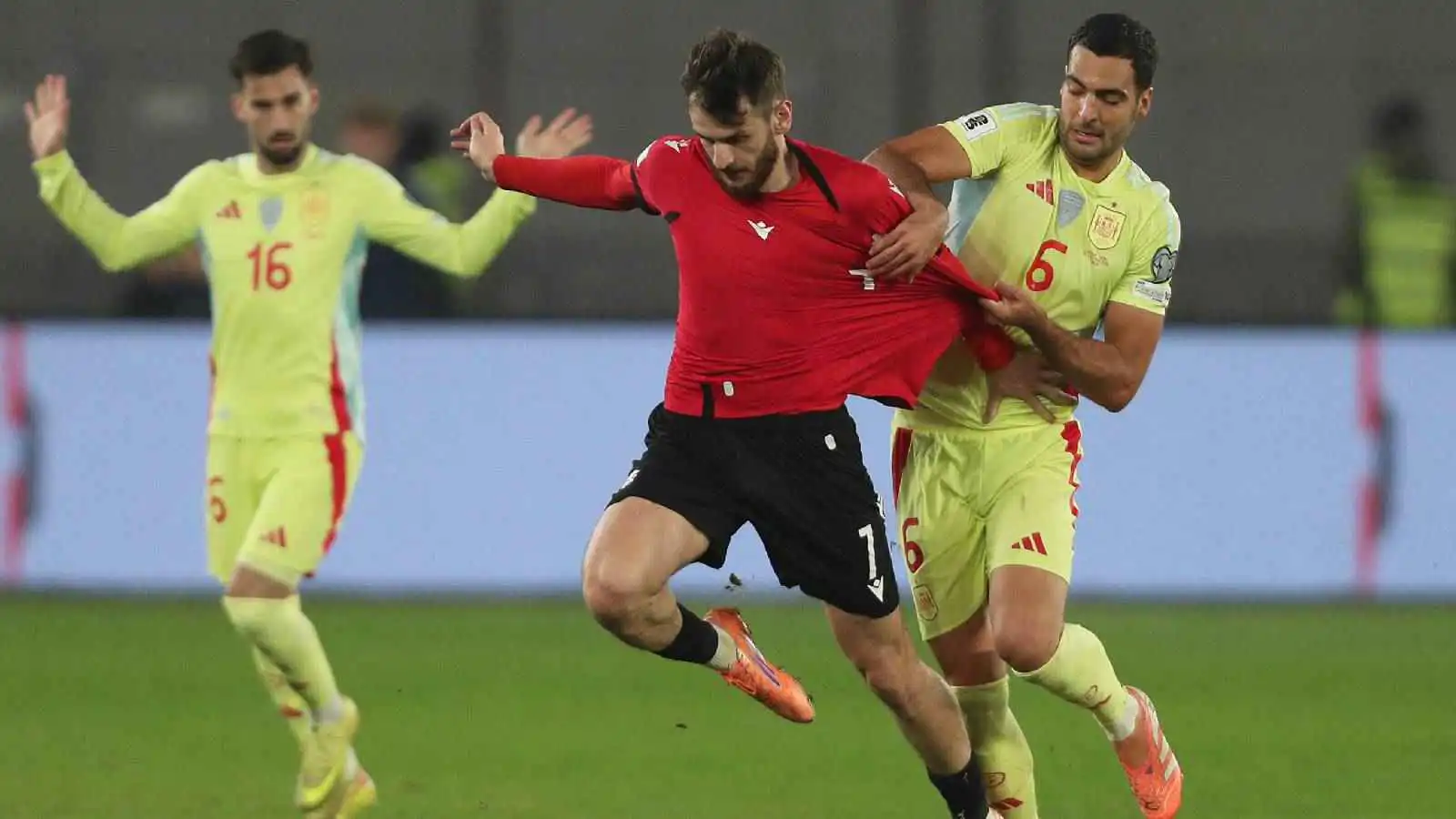 منتخب إسبانيا يسحق جورجيا ويضع قدما في كأس العالم (فيديو)