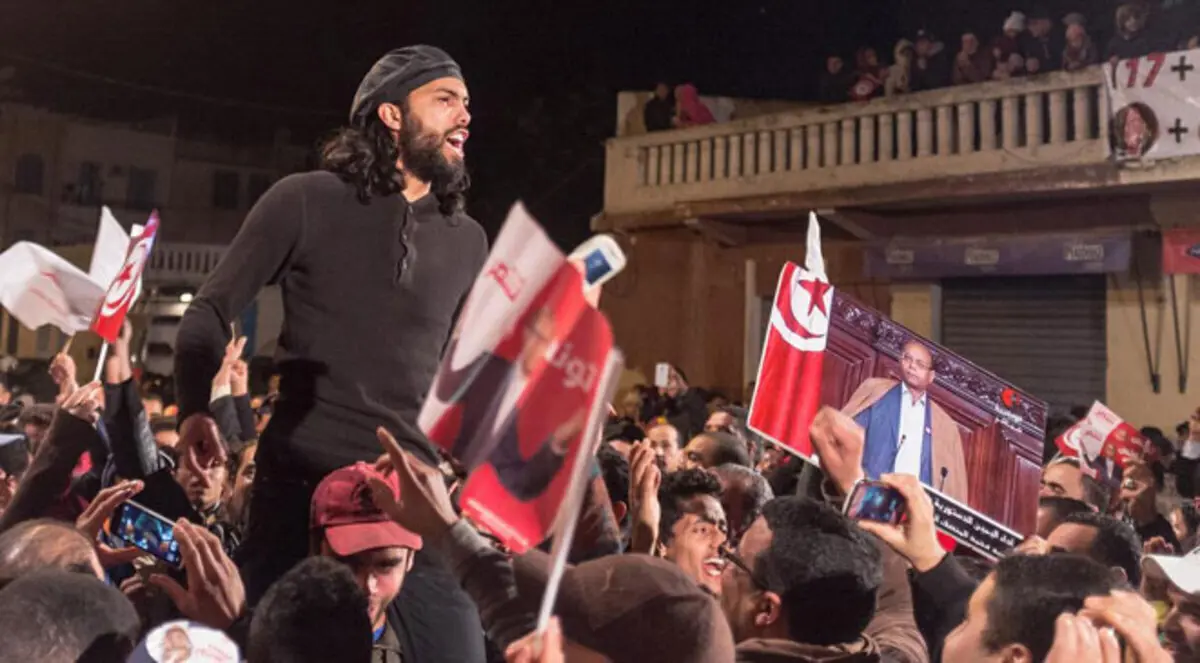 أنصار المرزوقي يحرقون مقر "نداء تونس"