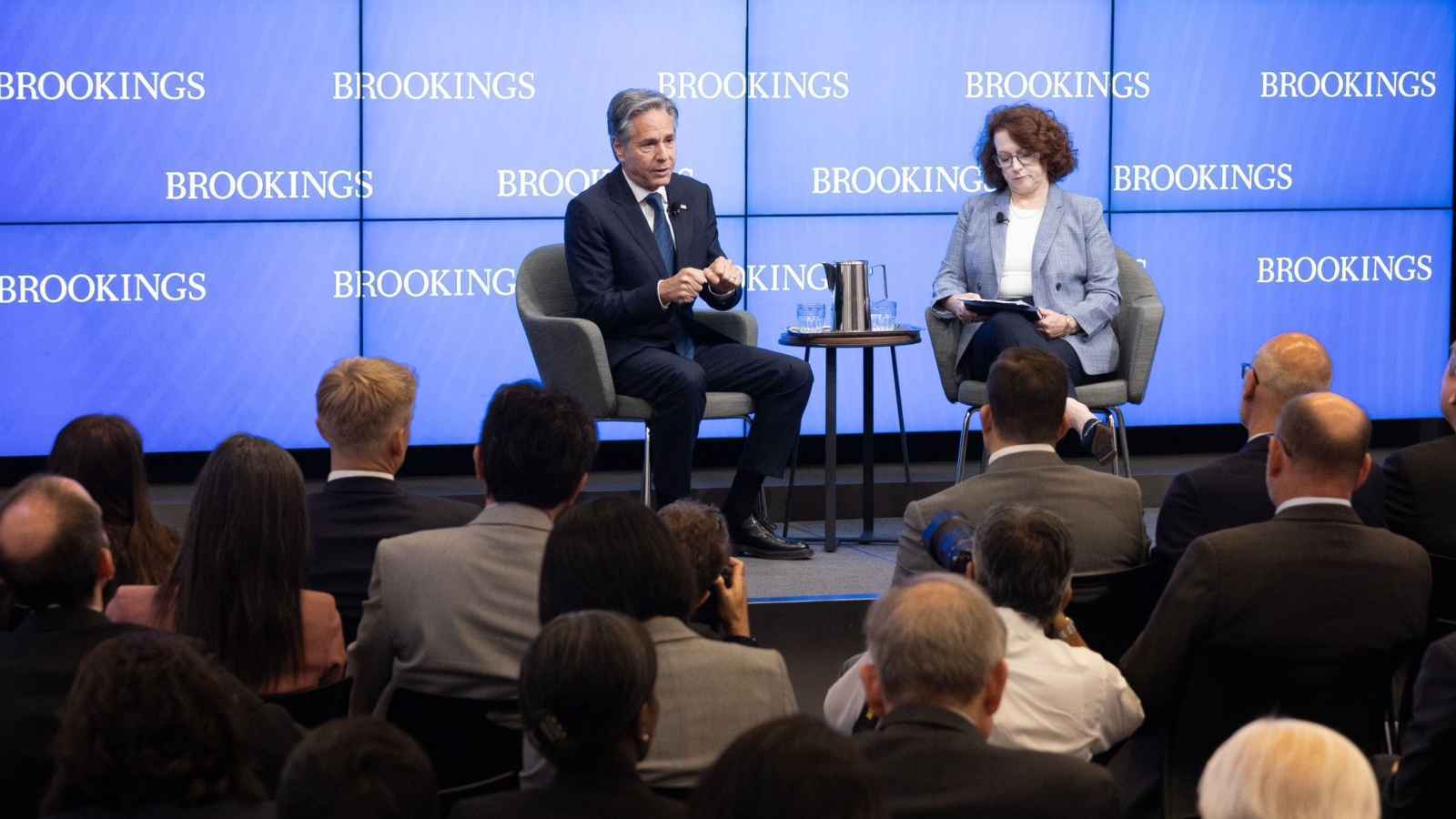 "بوليتيكو": بلينكن يسعى لطمأنة حلفاء أمريكا بعد أداء بايدن "المهتز"