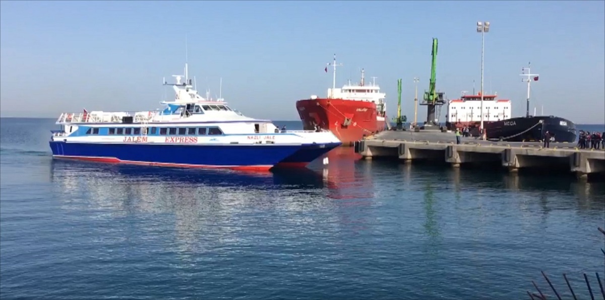 ضبط سفينة محملة بالمتفجرات قبل وصولها إلى ليبيا (صور)