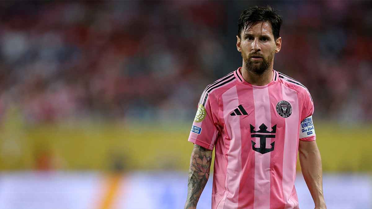 ميسي يتلقى هدية خاصة من أسطورة منتخب إيطاليا (صورة)