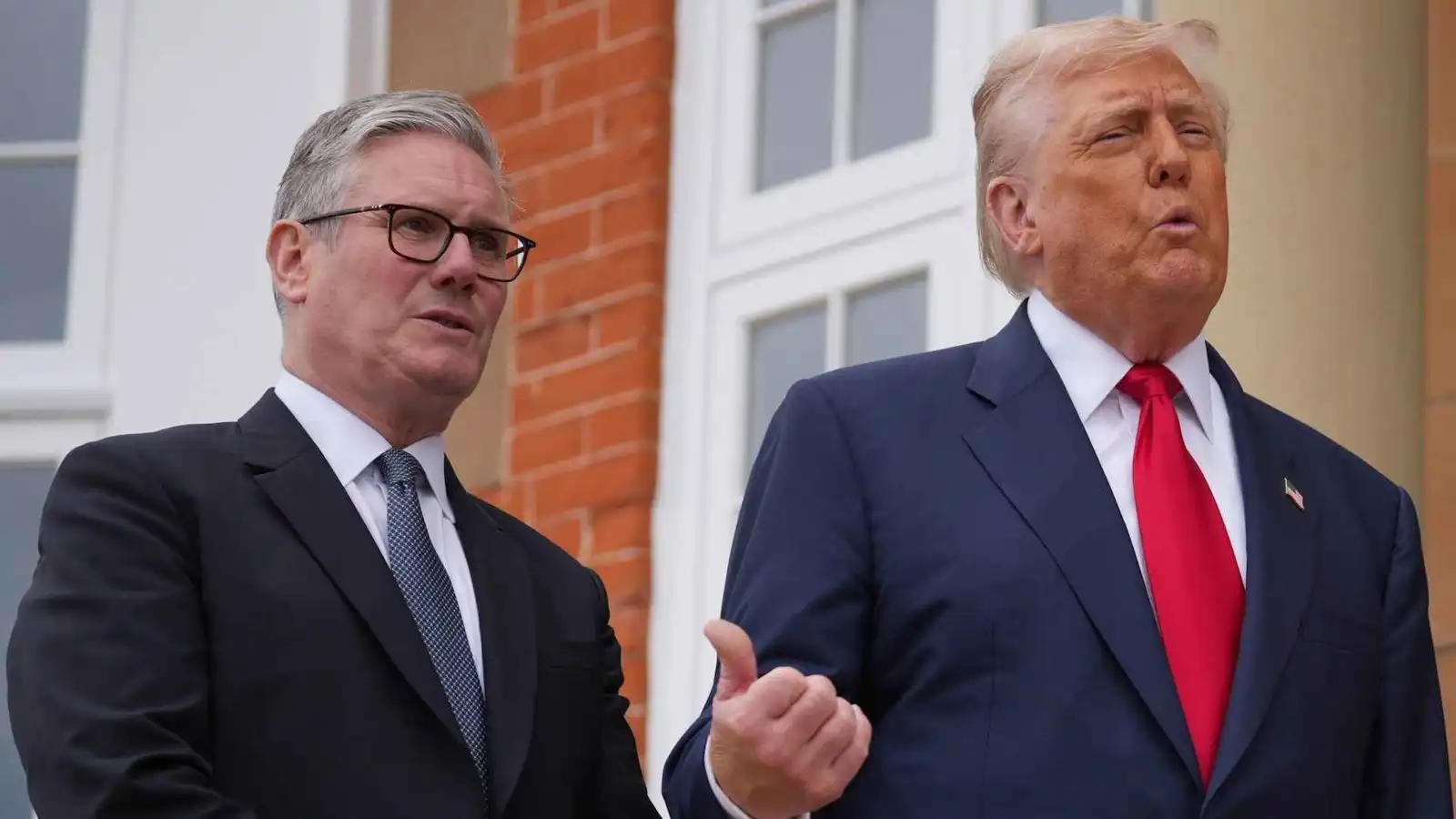 لمساعدته على تجاوز الضغوط.. ترامب سيتعامل مع ستارمر بـ"لطف"