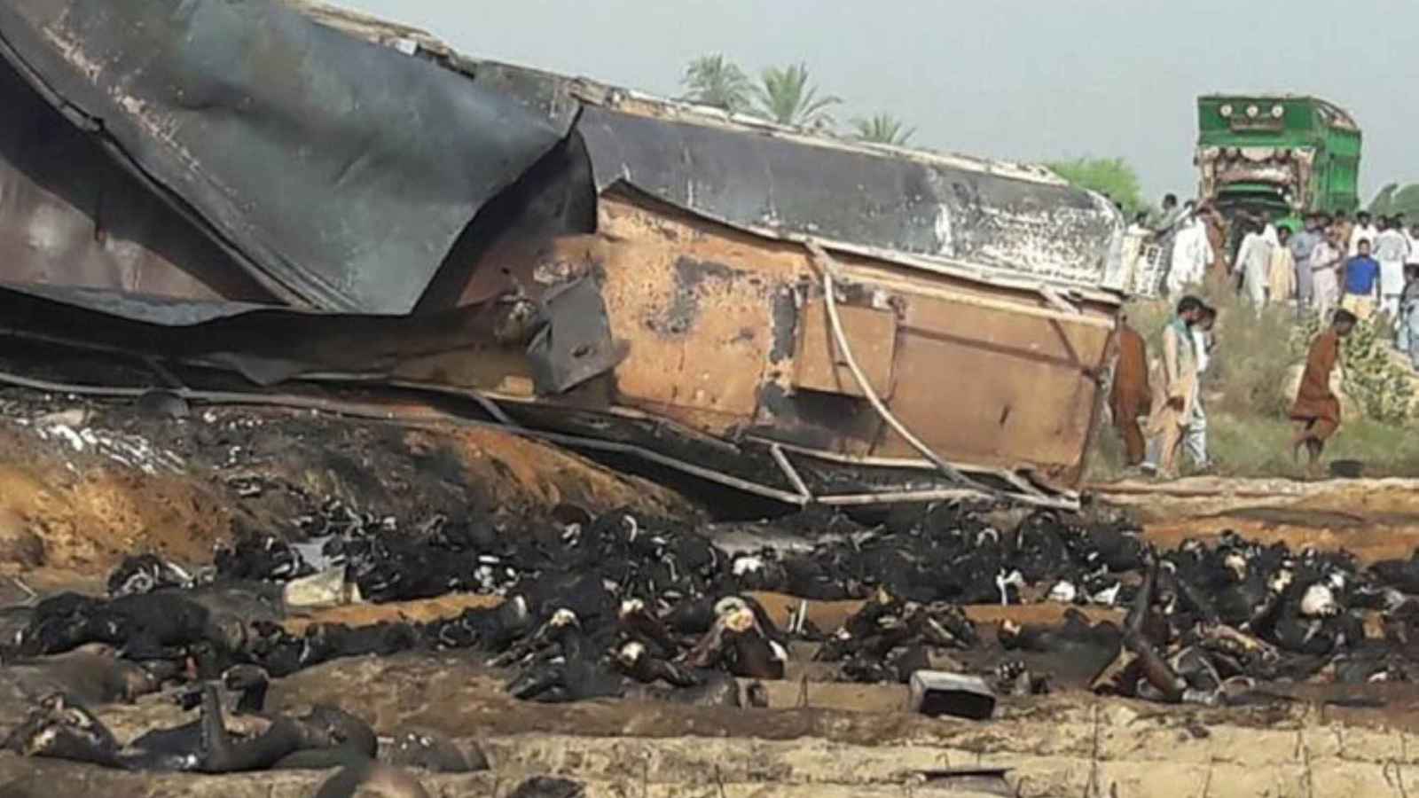 انفجار ناقلة نفط يودي بحياة شخصين في باكستان (فيديو)