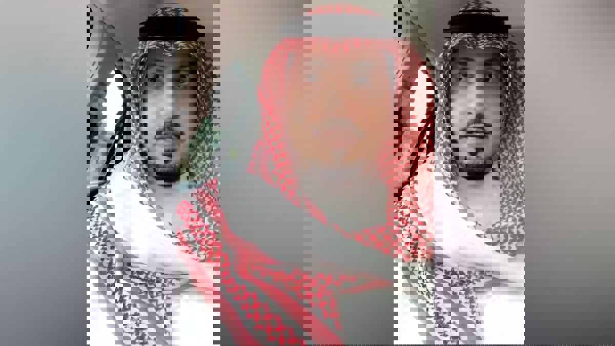 "سمول كابتشينو" يتعرض لسخرية لاذعة بسبب "كراسي العرسان" (فيديو)