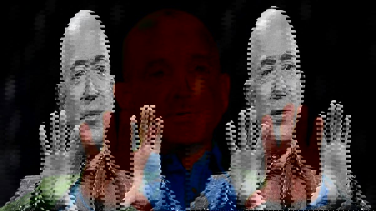 جيف بيزوس يتبرع بـ 200 مليون دولار مناصفة لناشط أمريكي و "شيف" إيطالي