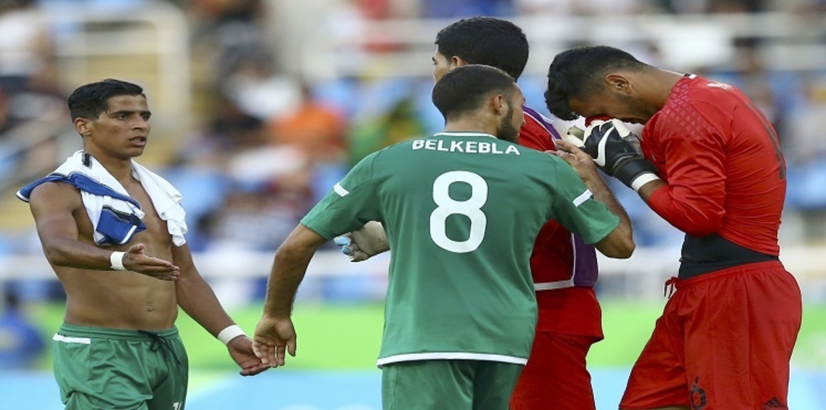 خطأ كوميدي لحارس الجزائر أمام هندوراس (فيديو)