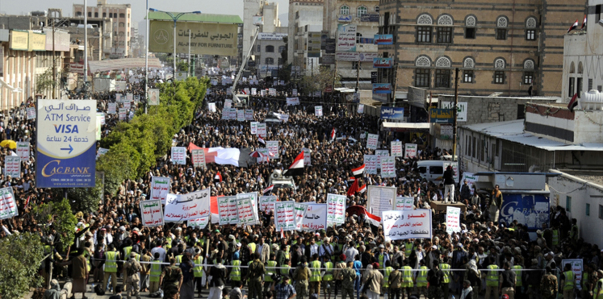 مظاهرة حوثية في صنعاء تدعو لفرض "قانون الطوارئ"