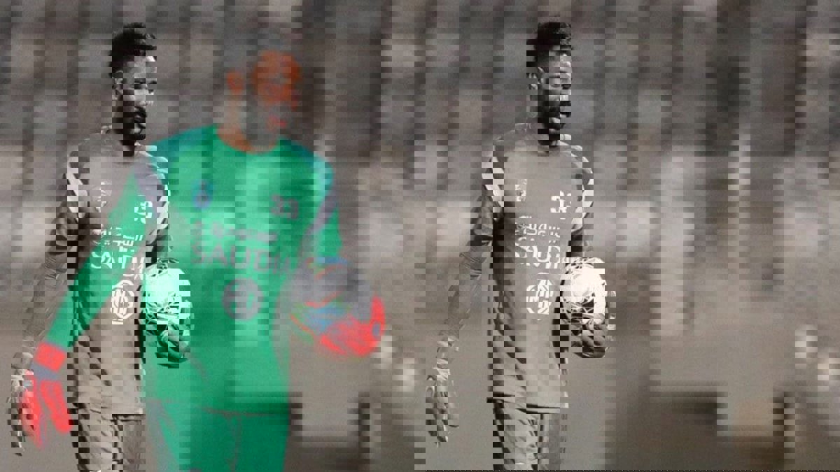 حقيقة وجود شرط جزائي في عقد محمد العويس حارس الأهلي السعودي وتدخل النصر لضمه