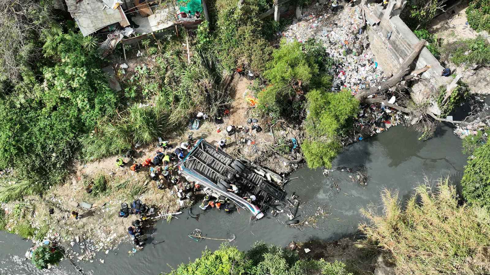 مصرع 55 شخصا في حادث سقوط حافلة في غواتيمالا (صور)