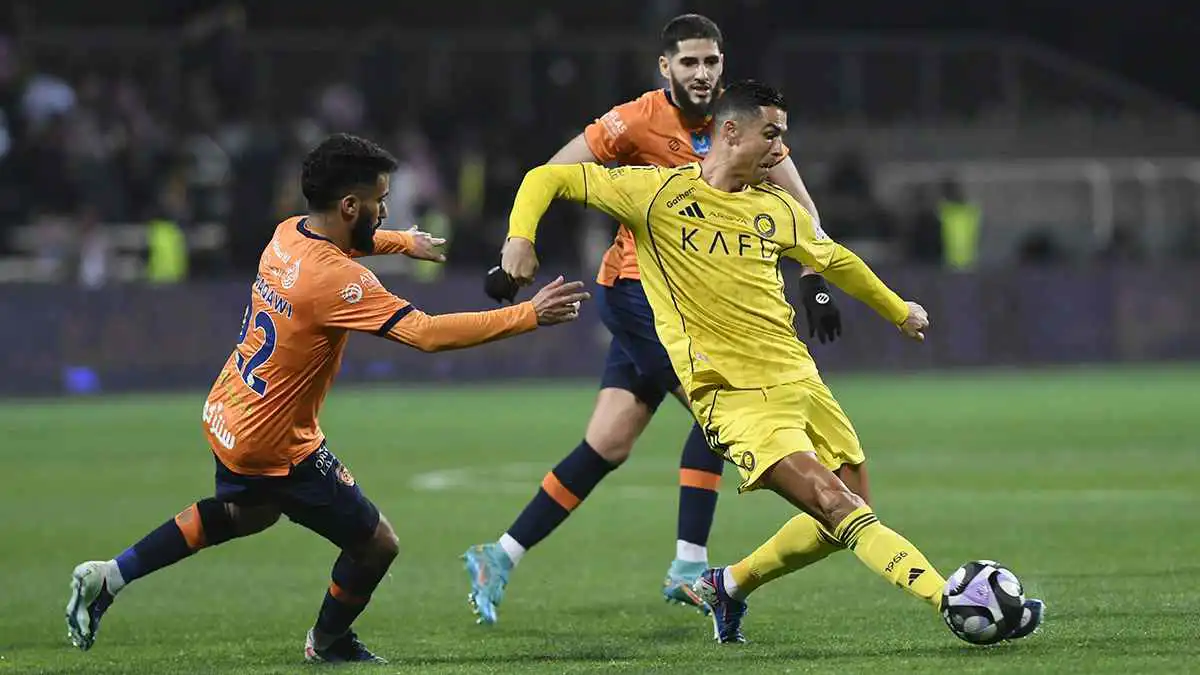 رونالدو السابع.. أكثر 10 لاعبين عوقبوا بسبب "الغطس"