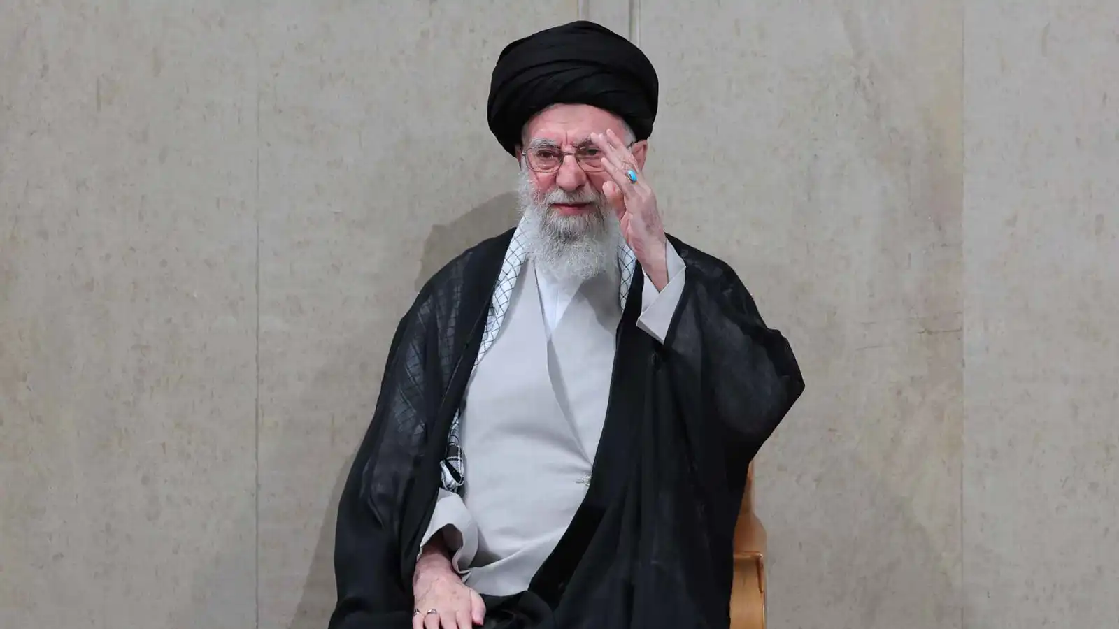 خامنئي: أمريكا تريد إيران "مطيعة" ومن يدعو للتفاوض المباشر "نظرته سطحية"