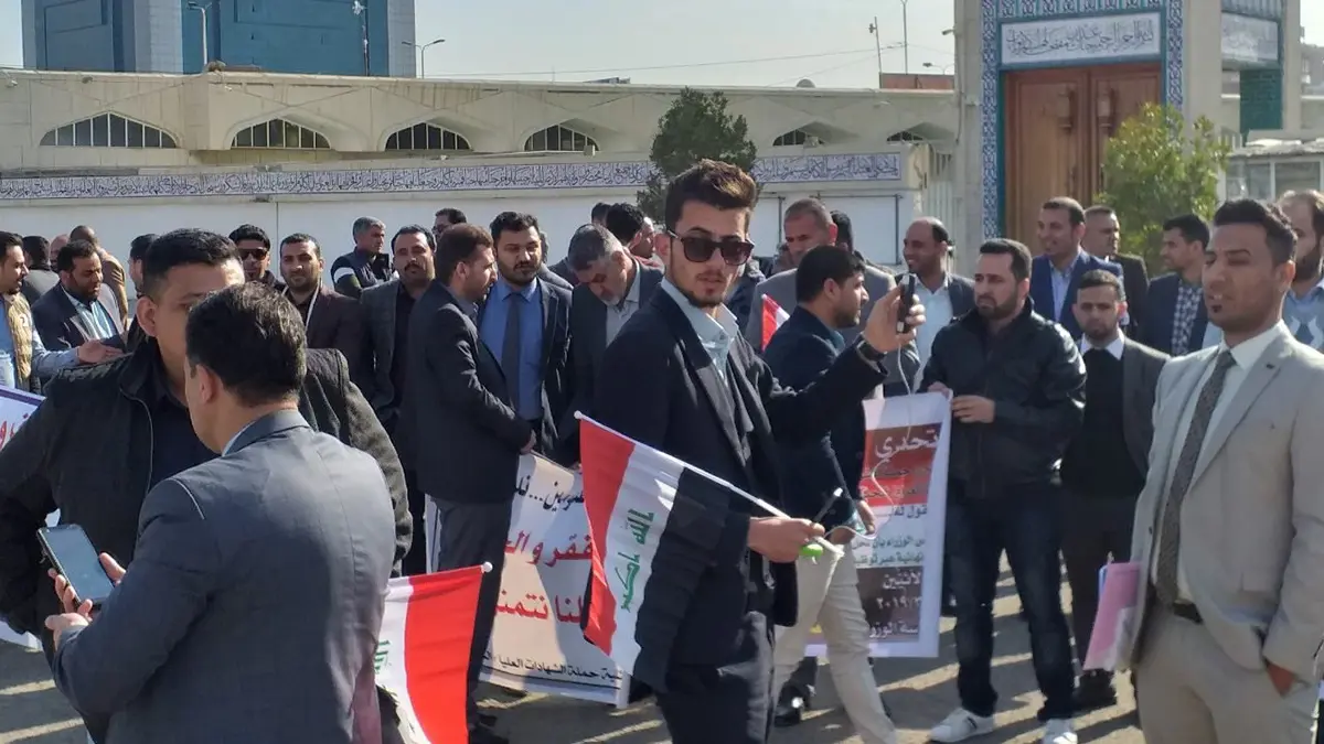 عراقيون ينظمون تظاهرات أمام مكتب رئيس الوزراء في بغداد (صور)