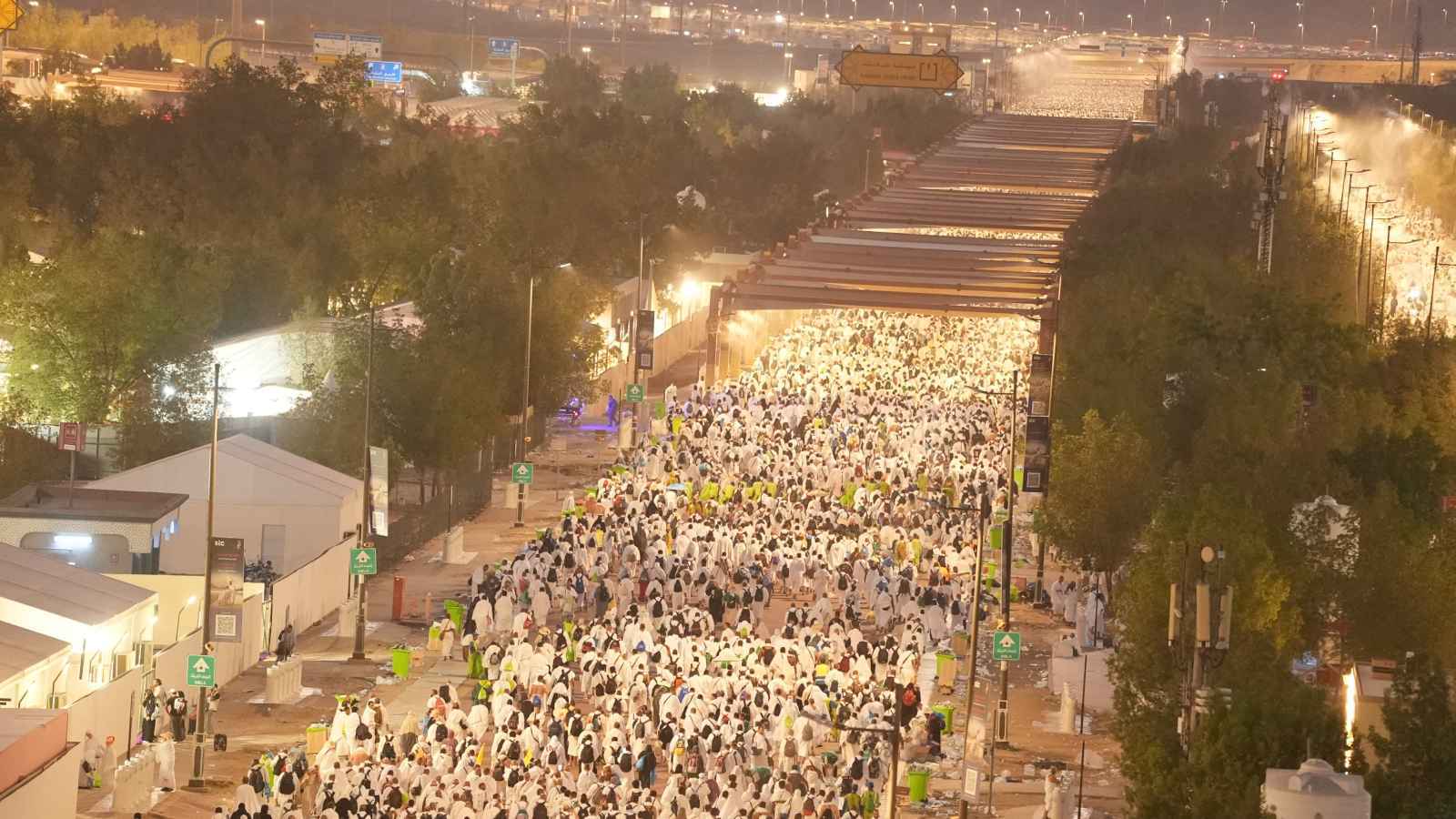 قرابة مليوني حاج ينفرون إلى مزدلفة بعد الوقوف على عرفات (فيديو)