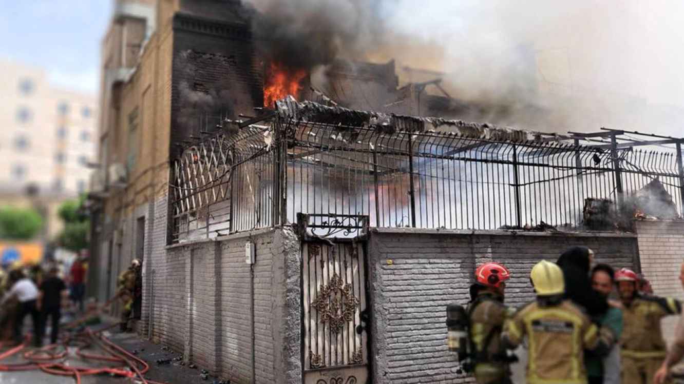 حريق هائل في مستودع لقطع غيار الدراجات النارية وسط طهران (فيديو)