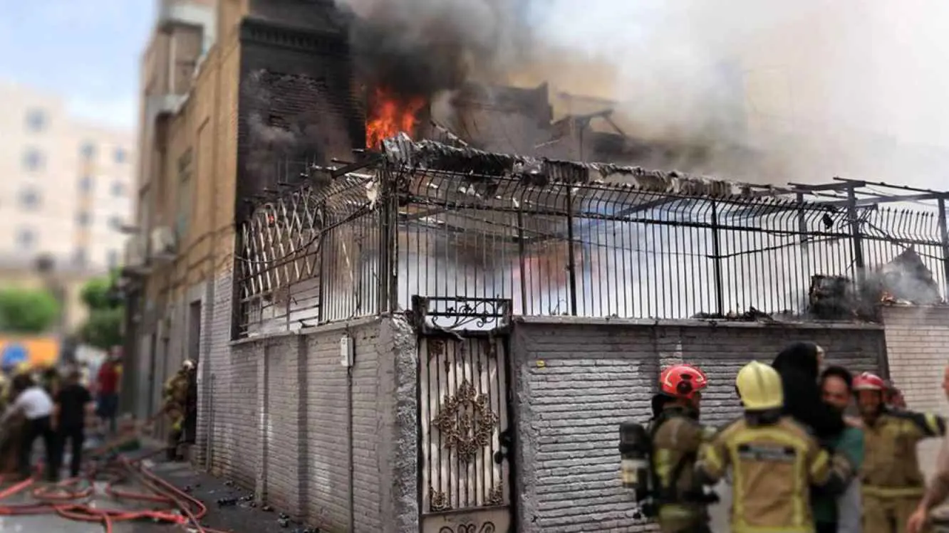 حريق هائل في مستودع لقطع غيار الدراجات النارية وسط طهران (فيديو)