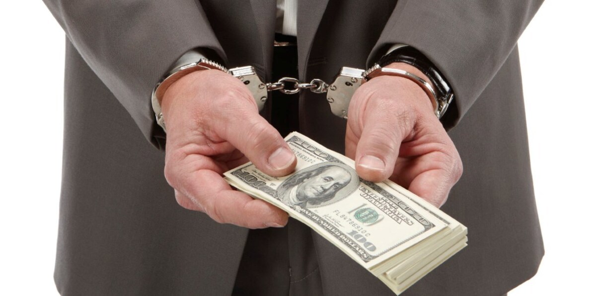 سيدة اختلست مؤسستها وعوقبت بالسجن وعادت إليها بطريقة غريبة