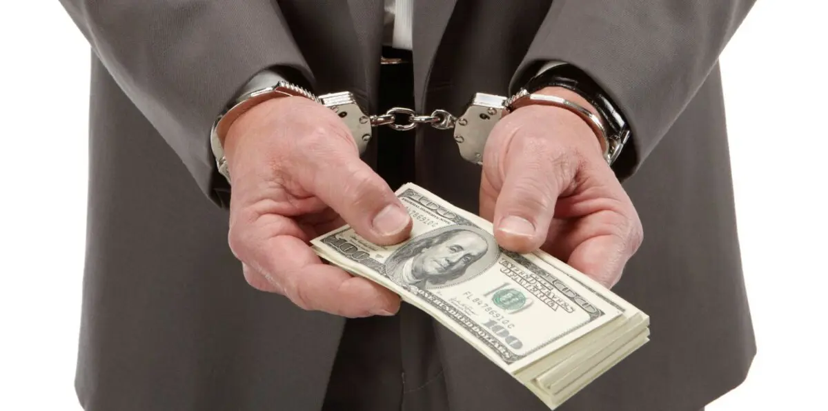 سيدة اختلست مؤسستها وعوقبت بالسجن وعادت إليها بطريقة غريبة