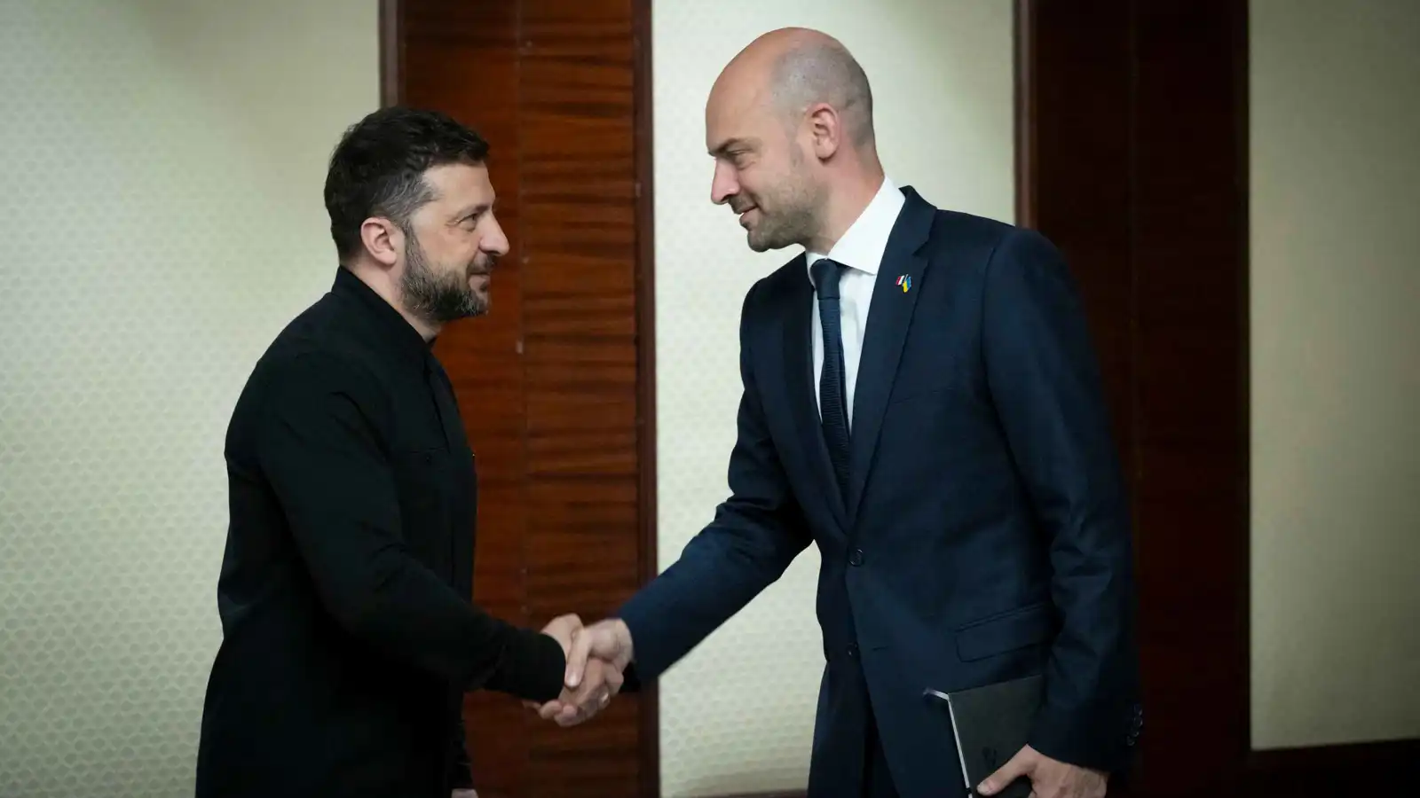 باريس تدرس تعزيز الدعم العسكري لكييف والضغط على بوتين