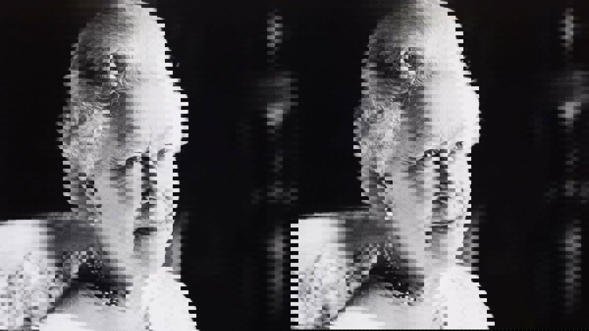 صورة تاريخية تجمع الملكة إليزابيث بأربع شخصيات تجاورها في مكان الدفن