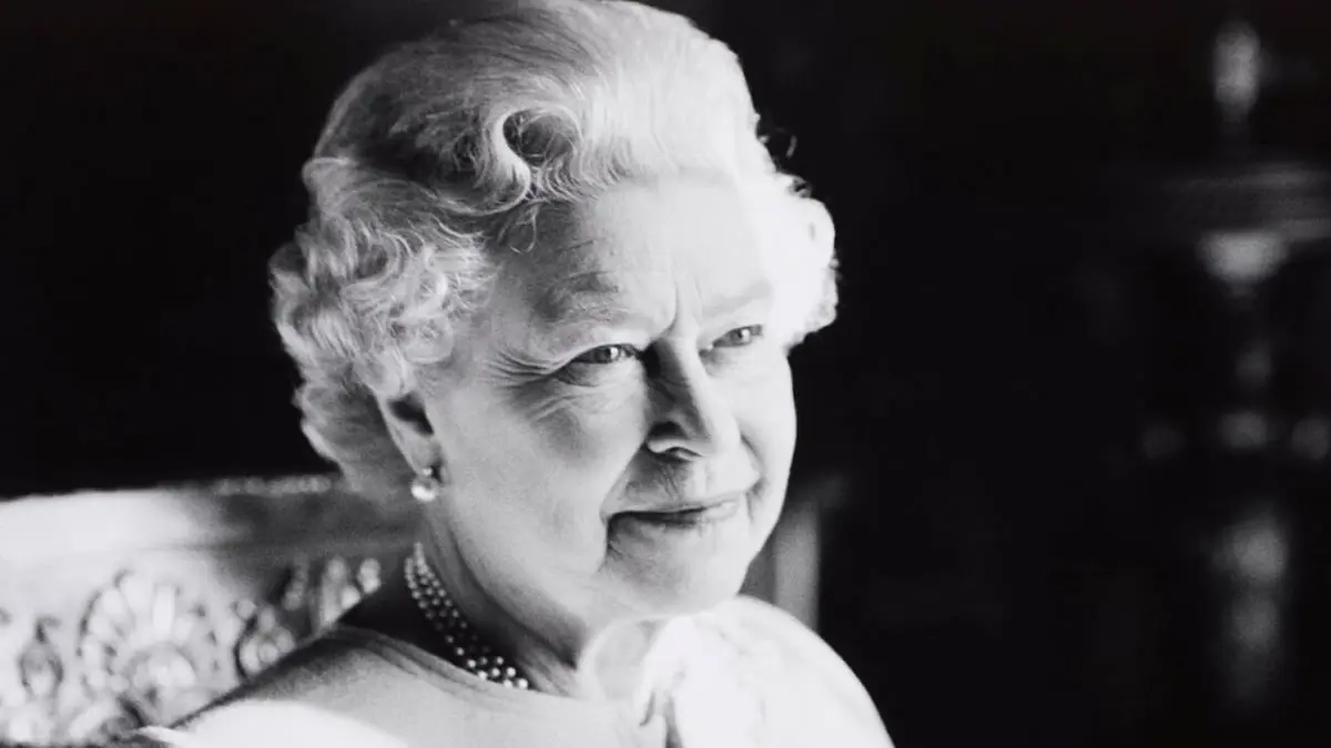 صورة تاريخية تجمع الملكة إليزابيث بأربع شخصيات تجاورها في مكان الدفن