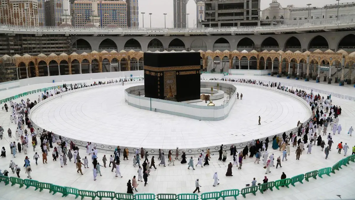 استبدال كسوة الكعبة المشرفة (فيديو وصور)