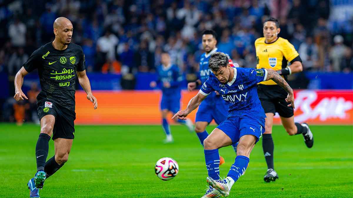كلاسيكو حاسم.. الموعد والقنوات الناقلة لمباراة الاتحاد والهلال في الدوري السعودي