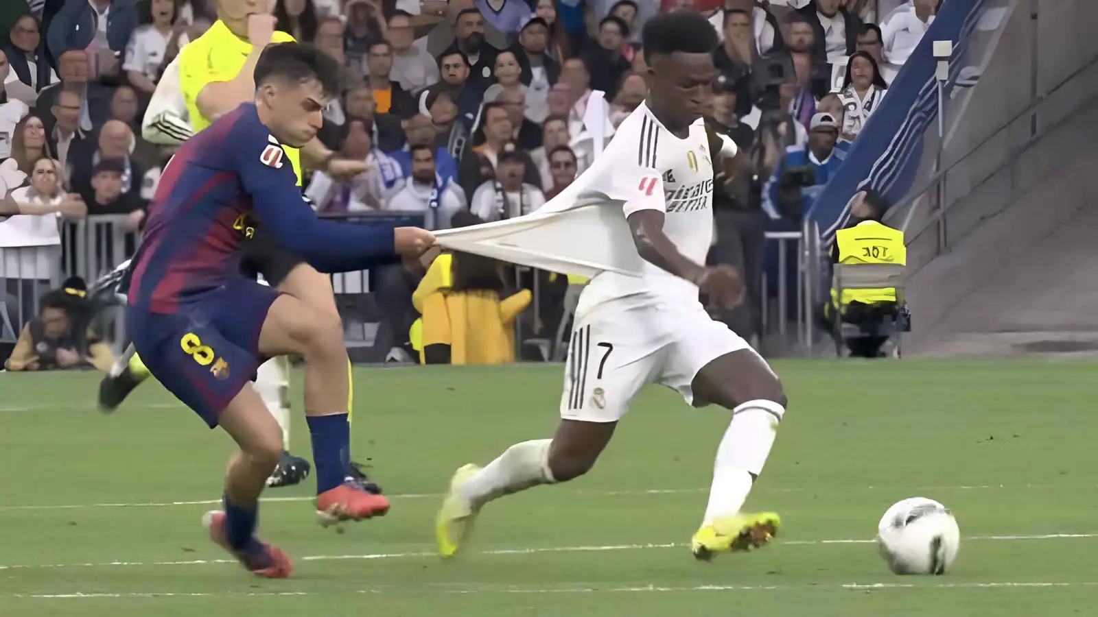 الصور تجتاح الإنترنت.. سخرية واسعة من بيدري بعد لقطته مع فينيسيوس (شاهد)