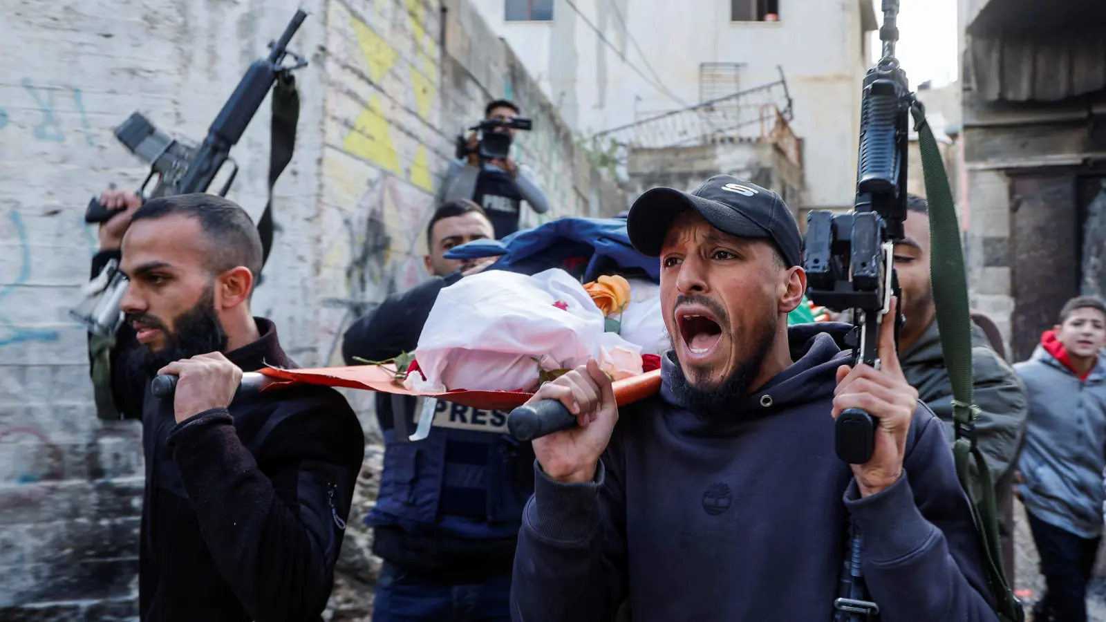 مقتل فلسطيني وابنه خلال مواجهات بين "السلطة" ومسلحين في الضفة