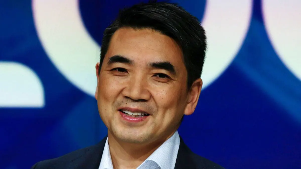 مؤسس "زووم" ينقل 40% من ملكية شركته إلى حسابات مجهولة