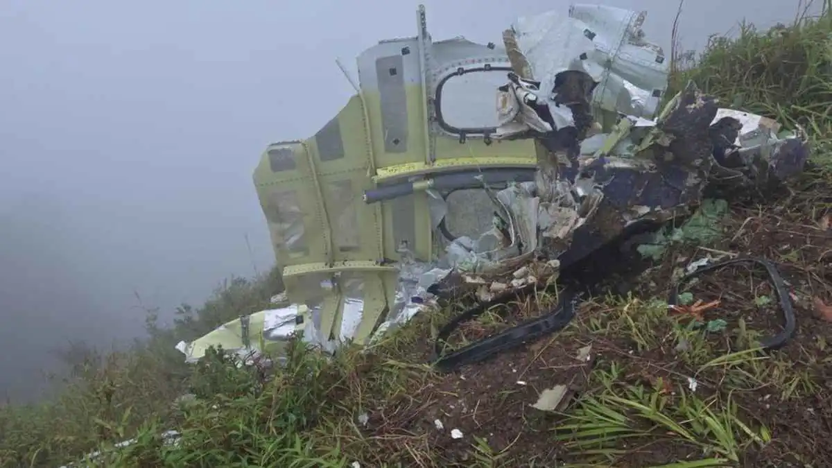 إندونيسيا تعثر على حطام طائرة وتكثف البحث عن 11 مفقودا (فيديو)