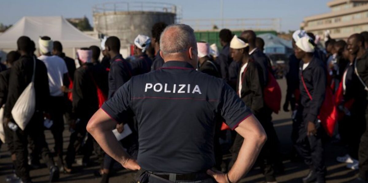 إيطاليا تعتزم إغلاق جميع مراكز تجميع المهاجرين غير الشرعيين