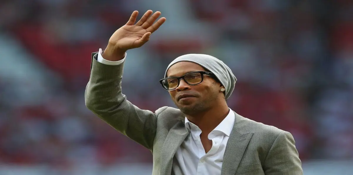 رونالدينيو يبتعد عن كرة القدم تمامًا ويتجه للسياسة