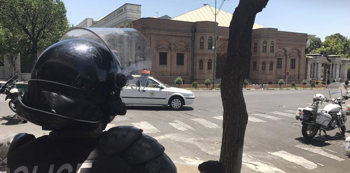 12 قتيلا في اقتحام البرلمان الإيراني وتفجير انتحاري بمرقد الخميني (فيديو وصور)